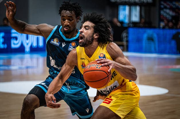 easyCredit BBL Phoenix Hagen vs. SKYLINERS Frankfurt, Hagen, October 4, 2026, Ischelandhalle Hagen Trenton Gibson 33, Phoenix Hagen, SG in a one-on-one matchup easyCredit BBL Phoenix Hagen vs. SKYLINERS Frankfurt, Hagen, October 4, 2026, Ischelandhalle Hagen Copyright: xBEAUTIFULxSPORTS Piepenstockx