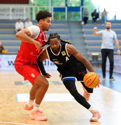 Quashawn Lane, ETB Miners Essen, 4 vs. Maxi Begue, RheinStars Cologne, 9 GER, ETB Miners Essen vs. RheinStars Cologne, Barmer 2 Basketball Bundesliga, ProA, Matchday 3, 2026–27 Season, Sporthalle am Hallo, Essen, October 4, 2026 ETB Miners Essen vs. RheinStars Cologne, ProA, Matchday 3, 2026–27 Season, October 4, 2026 Essen Copyright: xEibner-Pressefoto ScottxColemanx EP_SCN