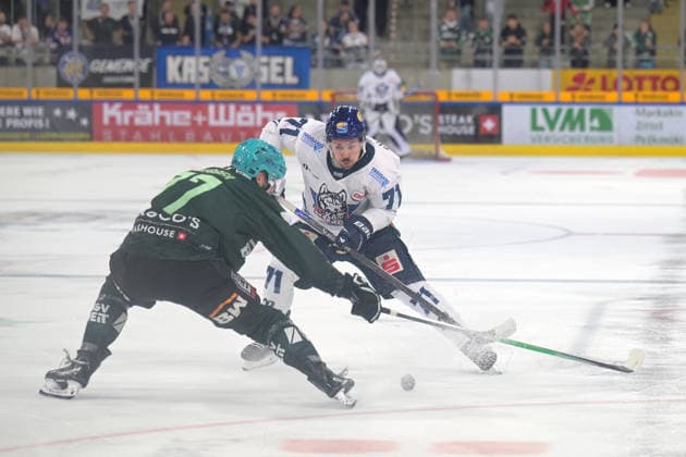Tristan Keck (EC Kassel Huskies, 71) battles for the puck against Arne Uplegger (Bietigheim Steelers, 77) Bietigheim Steelers vs. EC Kassel Huskies, Ice Hockey, DEL 2, Game 6 of the regular season, 2026–2027 season, October 4, 2026 Bietigheim Steelers vs. EC Kassel Huskies, ice hockey, DEL 2, Game 6 of the regular season, 2026–2027 season, October 4, 2026, Bietigheim Copyright: xEibner-Pressefotox EP_TBR