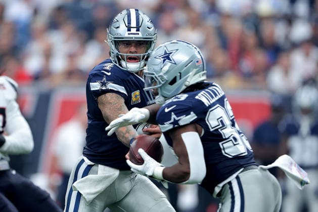 October 4, 2026, Houston, Texas, U.S: Dallas Cowboys quarterback Dak Prescott (4) hands the ball off to running back Javonte Williams (33) during the first quarter of the NFL, American Football Herren, USA regular season game between the Houston Texans and the Dallas Cowboys at Reliant Stadium in Houston, TX on October 4, 2026. Houston U.S - ZUMAw137 20261004_aap_w137_047 Copyright: xErikxWilliamsx