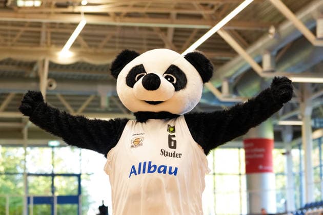 Heinz, the ETB Miners Essen mascot, gestures toward the fans. GER, ETB Miners Essen vs. RheinStars Cologne, Barmer 2 Basketball Bundesliga, ProA, Matchday 3, 2026–27 season, Sporthalle am Hallo, Essen, October 4, 2026 ETB Miners Essen vs. RheinStars Cologne, ProA, Matchday 3, 2026–27 season, October 4, 2026 Essen Copyright: xEibner-Pressefoto ScottxColemanx EP_SCN