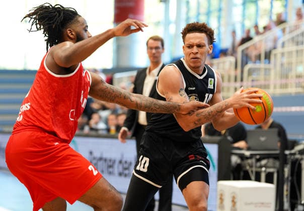 Isaiah Sanders (ETB Miners Essen), 10 vs. Kris Monroe (RheinStars Cologne), 2 GER, ETB Miners Essen vs. RheinStars Cologne, Barmer 2 Basketball Bundesliga, ProA, Matchday 3, 2026–27 Season, Sporthalle am Hallo, Essen, October 4, 2026 ETB Miners Essen vs. RheinStars Cologne, ProA, Matchday 3, 2026–27 Season, October 4, 2026 Essen Copyright: xEibner-Pressefoto ScottxColemanx EP_SCN