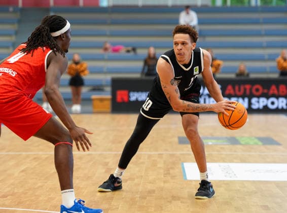 Isaiah Sanders, ETB Miners Essen, 10 on the ball (GER), ETB Miners Essen vs. RheinStars Cologne, Barmer 2 Basketball Bundesliga, ProA, Matchday 3, 2026–27 season, Sporthalle am Hallo, Essen, October 4, 2026 ETB Miners Essen vs. RheinStars Cologne, ProA, Matchday 3, 2026–27 Season, October 4, 2026 Essen Copyright: xEibner-Pressefoto ScottxColemanx EP_SCN