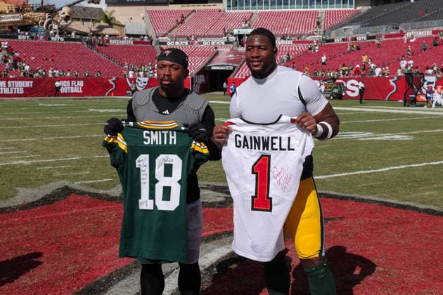 Oct 4, 2026; Tampa, FL, USA; Tampa Bay Buccaneers running back Kenny Gainwell (1) and Green Bay Packers tight end Jonnu Smith (18) swap jerseys after the NFL, American Football Herren, USA game between the Green Bay Packers and Tampa Bay Buccaneers at Raymond James Stadium. The Green Bay Packers defeated the Tampa Bay Buccaneers 17-14. Mandatory Credit: Taylor McFee-Cal Media NFL 2026: Packers Vs Buccaneers OCT 04 - ZUMAc04_ 20261004_zma_c04_096 Copyright: xTaylorxMcfeex