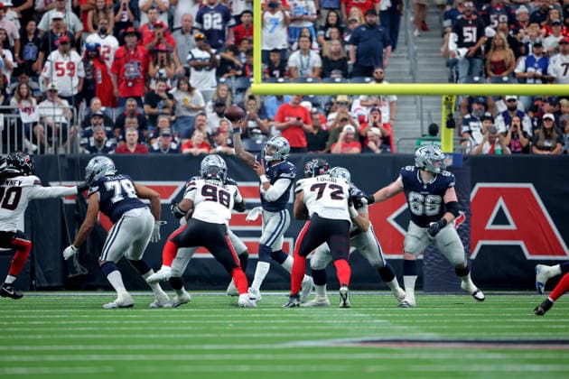 October 4, 2026, Houston, Texas, U.S: Dallas Cowboys quarterback Dak Prescott (4) passes the ball downfield during the second quarter of the NFL, American Football Herren, USA regular season game between the Houston Texans and the Dallas Cowboys at Reliant Stadium in Houston, TX on October 4, 2026. Houston U.S - ZUMAw137 20261004_aap_w137_080 Copyright: xErikxWilliamsx