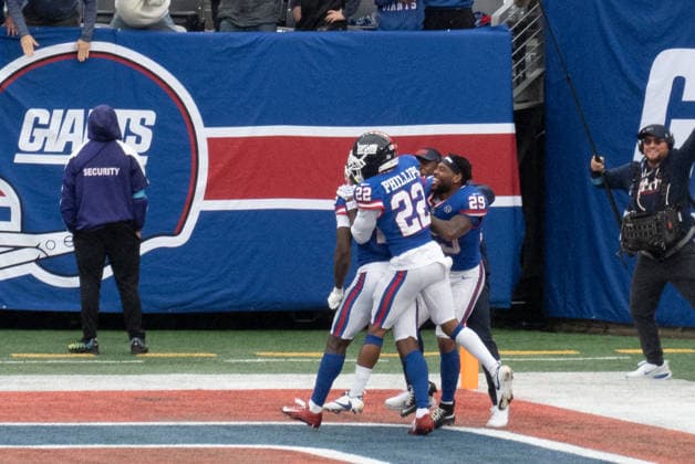 October 4, 2026, East Rutherford, New Jersey, USA: NY Giants cornerback DEONTE BANKS is surrounded by teammates as he celebrates his interception and runback for a touchdown to give the NY Giants the win at the end of the 4th quarter as the New York Giants defeat the Arizona Cardinals 36-24 at MetLife Stadium on October 4, 2026 in East Rutherford, New Jersey. East Rutherford USA - ZUMAb148 20261004_zap_b148_021 Copyright: xBryanxSmithx