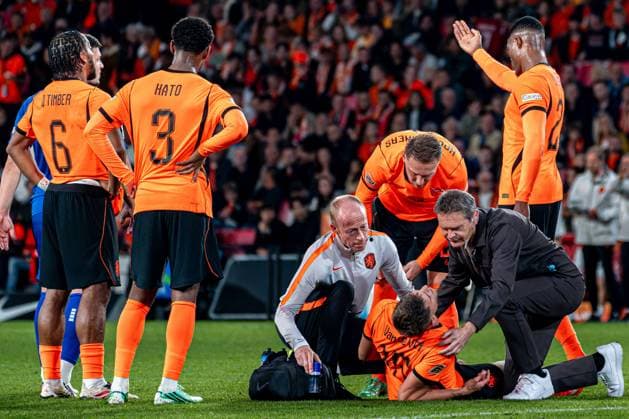 EINDHOVEN - Micky van de Ven of the Netherlands is receiving medical treatment for an injury during the UEFA Nations League match between the Netherlands and Serbia at the Philips Stadium on October 4, 2026, in Eindhoven, the Netherlands. KEVIN SENDERS ANP UEFA Nations League 2026 27 xVIxANPxSportx xMarcelxterxBalsxIVx 571541814 originalFilename: 571541814