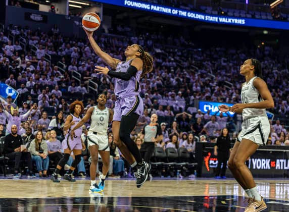 WNBA, Basketball Damen, USA Semi Finals Game 1 2026: Las Vegas Vs Golden State OCT 4 OCT 04 2026 San Francisco, CA U.S.A. Golden State Valkyries guard Veronica Burton(22)drives to the basket during the WNBA semifinals playoff game 1 western conference between the Las Vegas Aces and the Golden State Valkyries at the Chase Centers. Thurman James CSM (Credit Image: Â Thurman James Cal Media) San Francisco Ca USA EDITORIAL USE ONLY Copyright: xx ZUMA-20261004_zma_c04_445.jpg ThurmanxJamesx csmphotothree531807