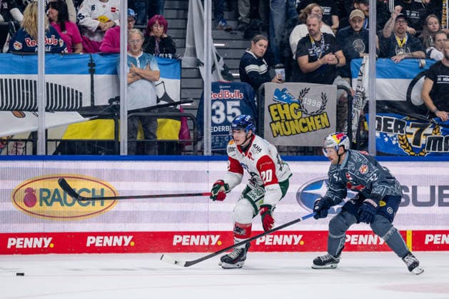 Battle for the Puck: Face-off between Philipp Krauss of the Augsburger Panther (No. 20) and Patrick Hager of EHC Red Bull Munich (No. 52, GER), EHC Red Bull Munich vs. Augsburger Panther, DEL, 2026–2027 season, Matchday 6, October 4, 2026 Photo: HMB Media, Heike Feiner Copyright: HMBxMedia HeikexFeiner