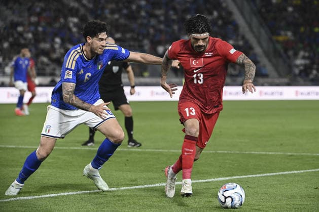 Italy v Turkiye - UEFA Nations League ?????? BOLOGNA, ITALY, OCTOBER 05: Eren Elmali (R), of Turkiye, is challenged by Alessandro Bastoni (L), of Italy, during the UEFA Nations League Group A1 League phase football match between Italy and Turkiye at the Renato Dall’Ara stadium in Bologna, Italy, on October 05, 2026. Isabella Bonotto Anadolu Bologna Italy. Editorial use only. Please get in touch for any other usage. Copyright: x2026xAnadoluxIsabellaxBonottox