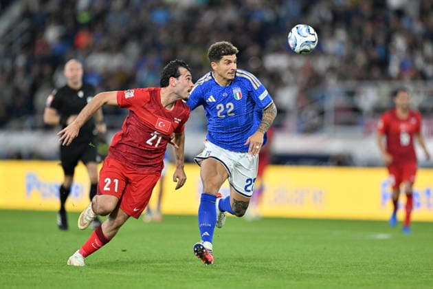 Italy v Turkiye - UEFA Nations League ?????? BOLOGNA, ITALY, OCTOBER 05: Aral Simsir of Turkiye in action against Giovanni Di Lorenzo of Italy during the UEFA Nations League Group A1 League phase football match between Italy and Turkiye at the Renato Dall’Ara stadium in Bologna, Italy, on October 05, 2026. Mustafa Yalcin Anadolu Bologna Italy. Editorial use only. Please get in touch for any other usage. Copyright: x2026xAnadoluxMustafaxYalcinx