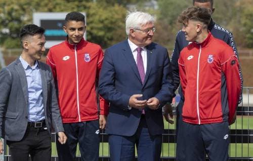 German President Frank Walter Steinmeier meets with players from a migration background at the Bonn Sports Club 01 04 Bonn 31 08 2018 Federal President Steinmeier at the Bonn SC