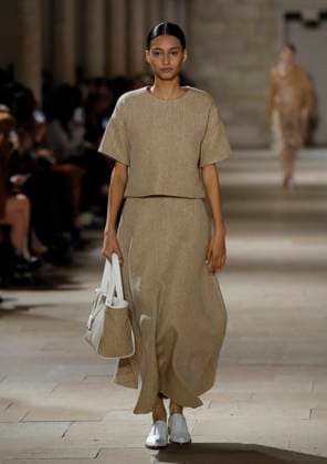 PFW - Akris Runway A model walks the runway during the Akris show during Paris Fashion Week Womenswear Spring-Summer 2025 on September 29, 2024 in Paris, France Photo by Alain Gil-Gonzalez ABACAPRESS.COM Paris France Copyright: xGonzalezxAlain-Gil ABACAx