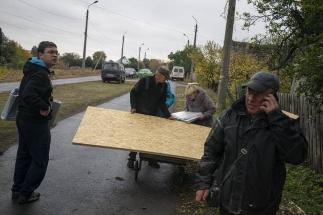 Aftermath of Russian attack on Ukraine s Kramatorsk KRAMATORSK, UKRAINE - OCTOBER 09: Ukrainian residents work on their homes following the Russian airstrike on Kramatorsk, Donetsk region, Ukraine on October 09, 2025. During the night and morning of today, October 9, Russian troops shelled Kramatorsk in the Donetsk region with drones, guided bombs (GABs) and Smerch multiple launch rocket systems. In one of the areas, rescuers were extinguishing a fire in private homes. A local resident was injured. Jose Colon Anadolu Kramatorsk Ukraine. Editorial use only. Please get in touch for any other usage. Copyright: x2025xAnadoluxJosexColonx