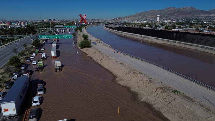 Rising Rio Grande water levels trigger municipal emergency response in Ciudad Juarez CIUDAD JUAREZ, MEXICO - OCTOBER 1: Municipal emergency crews and Civil Protection workers reinforce earthen levees and monitor rising water levels along the Rio Grande in Ciudad Juarez, Mexico, on October 1, 2026. Heavy regional precipitation led to localized flooding across several low-lying municipal sectors, prompting local authorities to deploy continuous monitoring operations along the riverbank. Municipal officials urged residents to avoid high-risk areas, maintain distance from the rising river currents, and adhere strictly to Civil Protection advisories to prevent accidental drownings and property damage across vulnerable border neighborhoods. Chris Copyright: x2026xAnadoluxChristianxTorresx