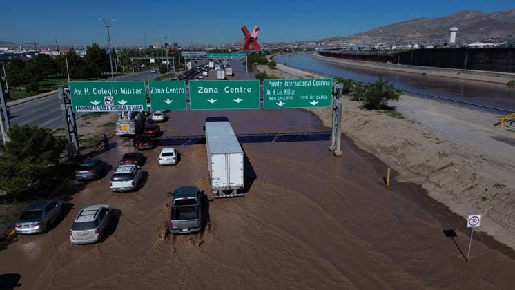 Rising Rio Grande water levels trigger municipal emergency response in Ciudad Juarez CIUDAD JUAREZ, MEXICO - OCTOBER 1: Municipal emergency crews and Civil Protection workers reinforce earthen levees and monitor rising water levels along the Rio Grande in Ciudad Juarez, Mexico, on October 1, 2026. Heavy regional precipitation led to localized flooding across several low-lying municipal sectors, prompting local authorities to deploy continuous monitoring operations along the riverbank. Municipal officials urged residents to avoid high-risk areas, maintain distance from the rising river currents, and adhere strictly to Civil Protection advisories to prevent accidental drownings and property damage across vulnerable border neighborhoods. Chris Copyright: x2026xAnadoluxChristianxTorresx