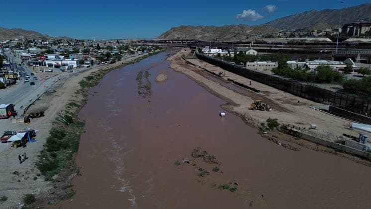 Rising Rio Grande water levels trigger municipal emergency response in Ciudad Juarez CIUDAD JUAREZ, MEXICO - OCTOBER 1: Municipal emergency crews and Civil Protection workers reinforce earthen levees and monitor rising water levels along the Rio Grande in Ciudad Juarez, Mexico, on October 1, 2026. Heavy regional precipitation led to localized flooding across several low-lying municipal sectors, prompting local authorities to deploy continuous monitoring operations along the riverbank. Municipal officials urged residents to avoid high-risk areas, maintain distance from the rising river currents, and adhere strictly to Civil Protection advisories to prevent accidental drownings and property damage across vulnerable border neighborhoods. Chris Copyright: x2026xAnadoluxChristianxTorresx