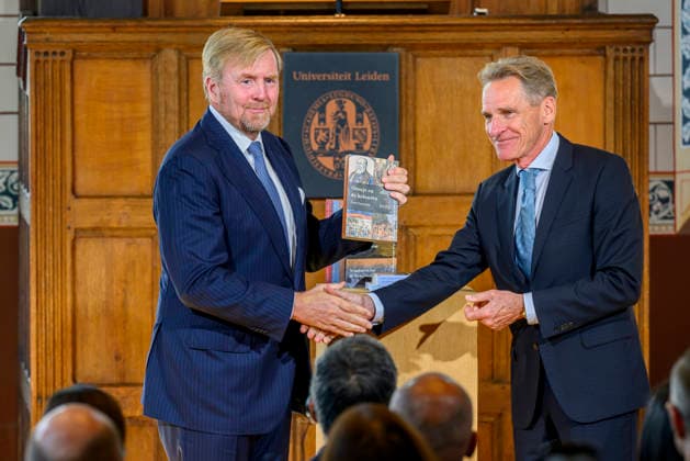 02-10-2026 Leiden King Willem-Alexander with prof. dr. Gert Oostindie received the findings of the independent study into the role of the House of Orange-Nassau in the Netherlands colonial history at the Academy Building of Leiden University. Â Copyright: xPPEx