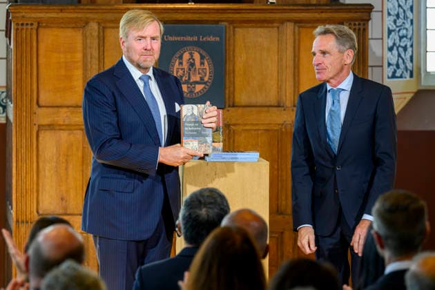 02-10-2026 Leiden King Willem-Alexander with prof. dr. Gert Oostindie received the findings of the independent study into the role of the House of Orange-Nassau in the Netherlands colonial history at the Academy Building of Leiden University. Â Copyright: xPPEx