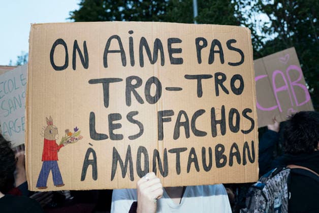 High School Student Protests Spread Across France - Montauban A placard - We don t really like fascists in Montauban. Roadblock and placards outside Michelet Sixth Form College. Blockades at the Bourdelle and Michelet secondary schools in Montauban. The students protest continues this Friday, 2 October, in Occitanie and across all regions of France. In Montauban, police are securing the Antoine Bourdelle secondary school, where several rubbish bins have been set alight. France, Montauban, 2 October 2026. Photo by Patricia Huchot-Boissier ABACAPRESS.COM Montauban OCCITANIE France Copyright: xHuchot-BoissierxPatricia ABACAx