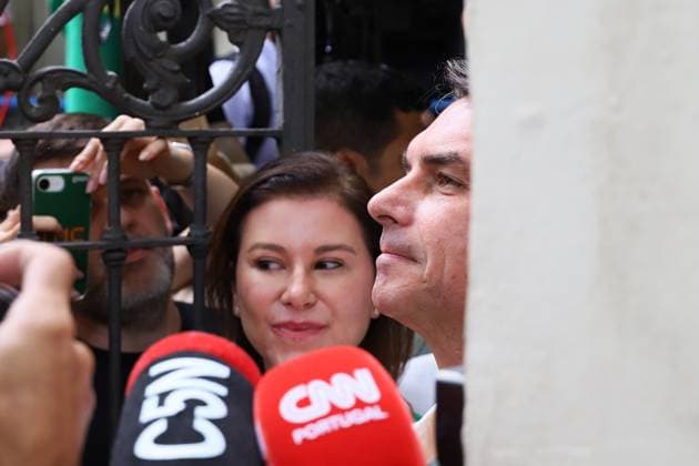 Flavio Bolsonaro votes at a school in the northern zone of Rio de Janeiro. Flavio Bolsonaro (PL RJ), senator and candidate for president of the republic, votes accompanied by his wife Fernanda, Douglas Ruas (PL RJ), state deputy and candidate for governor of Rio de Janeiro, Carlos Portinho (PL RJ), senator and candidate for re-election, and Carlos Jordy (PL RJ), federal deputy and candidate for senator, at the Barao Homem de Mello Municipal School, in Vila Isabel, in the northern zone of the city, this Sunday, the 4th. RIO DE JANEIRO Isabel Village RJ BRAZIL Copyright: xCharlesxShollx