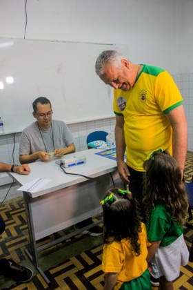 MACEIo, AL - 04.10.2026: ALFREDO GASPAR VOTA EM MACEIo - Vice-presidential candidate Alfredo Gaspar (PL) voted this Sunday morning (4) at the Guido school, in the Farol neighborhood, in the capital of Alagoas. He was accompanied by his two granddaughters. x3025291x GUIDOxJR.