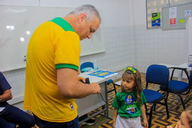 MACEIo, AL - 04.10.2026: ALFREDO GASPAR VOTA EM MACEIo - Vice-presidential candidate Alfredo Gaspar (PL) voted this Sunday morning (4) at the Guido school, in the Farol neighborhood, in the capital of Alagoas. He was accompanied by his two granddaughters. x3025295x GUIDOxJR.