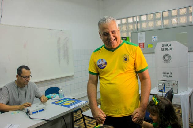 MACEIo, AL - 04.10.2026: ALFREDO GASPAR VOTA EM MACEIo - Vice-presidential candidate Alfredo Gaspar (PL) voted this Sunday morning (4) at the Guido school, in the Farol neighborhood, in the capital of Alagoas. He was accompanied by his two granddaughters. x3025296x GUIDOxJR.