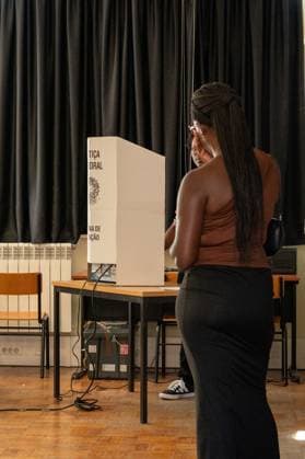 RECORD DATE NOT STATED Elections in the city of Porto, Portugal, 2026. Porto (Portugal), October 4, 2026 - Politics Elections 2026 Voting - Voters arrive to vote in Porto at ISEP, the third largest Brazilian polling station abroad, in the city of Porto, Portugal, this Sunday, October 4, 2026.(Foto: Andre Ribeiro Thenews2 imago images) Elections in the city of Porto, Portugal, 2026. Copyright: xAndrexRibeirox