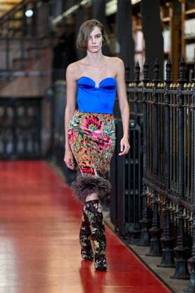 PFW Valentino Runway A model walks the runway at the Valentino show during Paris Fashion Week, in Paris, France on 4 October 2026. Photo by Julien Reynaud APS-Medias ABACAPRESS.COM Paris France Copyright: xReynaudxJulien APS-Medias ABACAx