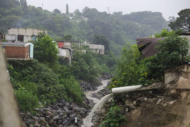 Heavy rains linked to El Nino trigger severe land collapse in Guatemala SAN MIGUEL PETAPA, GUATEMALA - OCTOBER 04: The Pinula River surges following relentless rainfall linked to the El Nino phenomenon, triggering severe erosion and the collapse of homes in the Villa Hermosa I neighborhood of San Miguel Petapa, Guatemala on October 04, 2026. Official reports indicate extensive structural damage and continuous land loss, exacerbating years of riverbank erosion and placing neighboring residential properties at critical risk as heavy precipitation and scouring persist. Luis Vargas Anadolu San Miguel Petapa Guatemala. Editorial use only. Please get in touch for any other usage. Copyright: x2026xAnadoluxLuisxVargasx