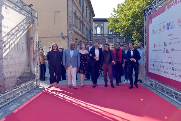 IPA89305443 - Lucca, October 4, 2026 Today is the last day of the Lucca Film Festival, which, as always, is full of surprises. At the Cinema Astra in Piazza del Giglio, the cast of the film PLUMP JACK, directed by American filmmaker Martin Guigui, makes an appearance. In the photo: The film™s cast with Nicola Borrelli on the right are heading toward the cinema. Copyright: xRobertoCappelloxfotografox xRobertoCappelloxfotografox IPA89305443
