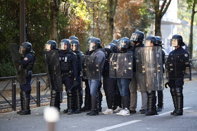 Clashes With Police During Student Protest - Paris Clashes between protesters and police during the student demonstration between the Lycee Paul Valéry and the Lycée Elisa Lemonnier in the 12th arrondissement of Paris, France on October 5, 2026. Students continue their protest to demand the hiring of substitute teachers, increased resources, and decent learning conditions. Photo by Raphael Lafargue ABACAPRESS.COM Paris France Copyright: xLafarguexRaphael ABACAx