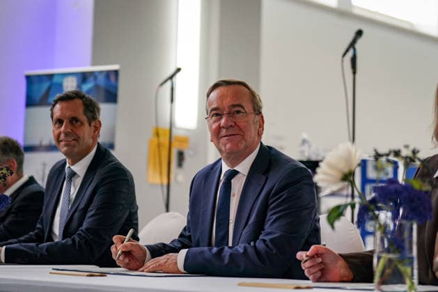 Germany, Emden: Federal Minister of Defense Boris Pistorius (center) and Lower Saxony’s Minister President Olaf Lies (left) at the signing of a letter of intent to establish a second German Navy base on the North Sea coast. Emden will be the site of the new naval base. Signing, letter o Copyright: xJOERANxSTEINSIEKx