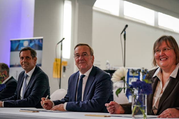 Germany, Emden: Federal Minister of Defense Boris Pistorius (center) and Lower Saxony’s Minister President Olaf Lies (left) at the signing of a letter of intent to establish a second German Navy base on the North Sea coast. Emden will be the site of the new naval base. Signing, letter o Copyright: xJOERANxSTEINSIEKx