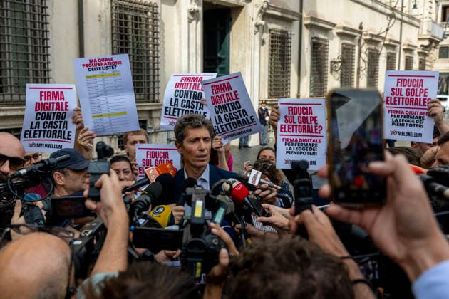 October 5, 2026, Rome, Italia, Italy: Europa Secretary Riccardo Magi participates in the flash mob against the electoral law in front of Palazzo Chigi, Rome 05 10 2026 Rome Italy - ZUMAa289 20261005_zia_a289_118 Copyright: xFrancescoxFotiax xAgfx