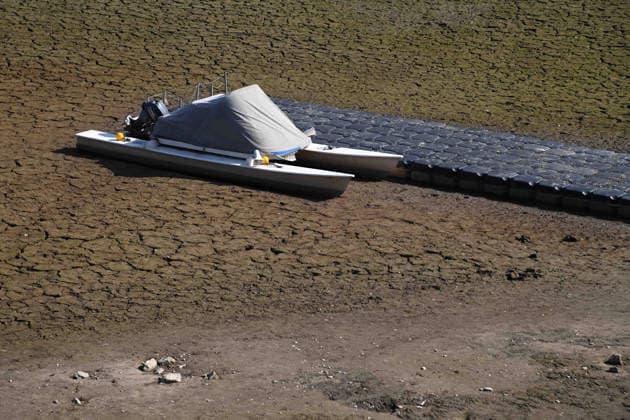 Low water levels in the Port of Düsseldorf have exposed a large sandbar; rocks and sand on the shore; Harbor Basin A; a motorboat and a catamaran on the bottom; Düsseldorf, October 5, 2026,