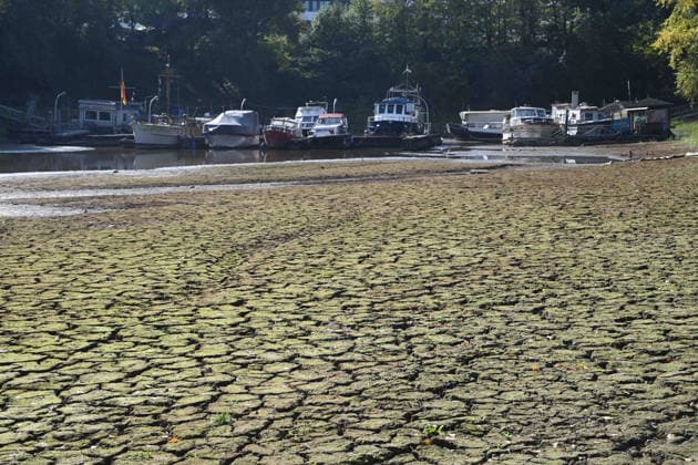 Low water levels in the Port of Düsseldorf have exposed a large sandbar; rocks and sand line the shore; Harbor Basin A; motorboats and yachts lie on the seabed; Düsseldorf, October 5, 2026,
