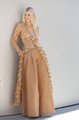 Devon Windsor at the Zimmermann Women’s Ready-to-Wear Spring Summer 2027 Collection fashion show during Paris Fashion Week on October 5, 2026. Christophe Aubert, Bestimage. Celebrities at the Zimmermann Women’s Ready-to-Wear Spring Summer 2027 Collection fashion show during Paris Fashion Week, October 5, 2026, Paris, France Copyright: xChristophexAubertx xBestimagexChristophexAubertx xBestimagex