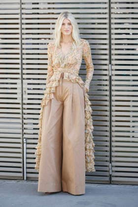 Devon Windsor at the Zimmermann Women’s Ready-to-Wear Spring Summer 2027 Collection fashion show during Paris Fashion Week on October 5, 2026. Christophe Aubert, Bestimage. Celebrities at the Zimmermann Women’s Ready-to-Wear Spring Summer 2027 Collection fashion show during Paris Fashion Week, October 5, 2026, Paris, France Copyright: xChristophexAubertx xBestimagexChristophexAubertx xBestimagex