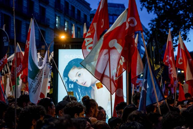 Protests against the housing crisis in Barcelona, Spain - 05 Oct 2026 Flags are seen during the demonstration. Demonstrations were called in cities all over Spain following the eviction of Mari Carmen, an 87 years woman evicted from her apartment after it was bought by a real estate agency, and the Spanish parliamentís rejection of a decree aimed at strengthening protections for tenants. Barcelona Spain Copyright: xDavidexBonaldox xSOPAxImagesx DBONALDO-2050