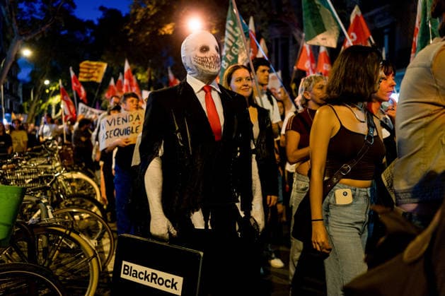 Protests against the housing crisis in Barcelona, Spain - 05 Oct 2026 A man wearing a costume of a skull and a bag written Black Rock is seen during the demonstration. Demonstrations were called in cities all over Spain following the eviction of Mari Carmen, an 87 years woman evicted from her apartment after it was bought by a real estate agency, and the Spanish parliamentís rejection of a decree aimed at strengthening protections for tenants. Barcelona Spain Copyright: xDavidexBonaldox xSOPAxImagesx DBONALDO-2053