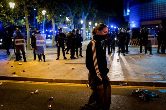 Protests against the housing crisis in Barcelona, Spain - 05 Oct 2026 A woman is seen walking in front of the police during the demonstration. Demonstrations were called in cities all over Spain following the eviction of Mari Carmen, an 87 years woman evicted from her apartment after it was bought by a real estate agency, and the Spanish parliamentís rejection of a decree aimed at strengthening protections for tenants. Barcelona Spain Copyright: xDavidexBonaldox xSOPAxImagesx DBONALDO-2067