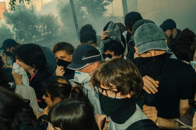 Paris Students Protest Education Conditions Masked demonstrators press together in a dense crowd as smoke hangs nearby in Paris, France, on October 6, 2026. France s Interior Ministry said 256,000 people marched nationwide, including 56,000 in Paris, during the student-led day of action over school conditions. High school students called for more education funding and staff, smaller classes and improved facilities, with teachers, parents and unions joining demonstrations. Paris Ile de France France Copyright: xDavoodxMaeilix