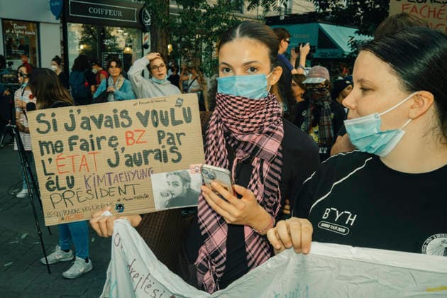 Paris Students Protest Education Conditions A masked demonstrator holds a handwritten cardboard sign at the front of a crowd in Paris, France, on October 6, 2026. France s Interior Ministry said 256,000 people marched nationwide, including 56,000 in Paris, during the student-led day of action over school conditions. High school students called for more education funding and staff, smaller classes and improved facilities, with teachers, parents and unions joining demonstrations. Paris Ile de France France Copyright: xDavoodxMaeilix