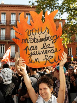 High School And University Student Protest - Toulouse A placart in the shape of a flame – You shall not extinguish the fire of youth. Protests by secondary school pupils and students calling for improvements to their living and learning conditions, supported by the trade unions CGT, FO, FSU and Solidaires. France, Toulouse, 6 October 2026. Photo by Patricia Huchot-Boissier AbacaPress.com. Toulouse OCCITANIE France Copyright: xHuchot-BoissierxPatricia ABACAx