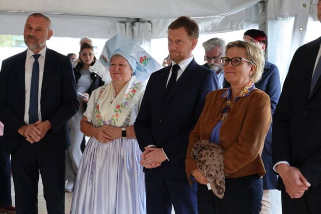 Erster Spatenstich: Baustart für das Sorbisches Wissensforum in Bautzen Bautzen, 7. Oktober 2026. Mit dem feierlichen ersten Spatenstich haben heute in Bautzen die Bauarbeiten für das Sorbisches Wissensforum begonnen. Das rund 50 Millionen Euro teure Großprojekt auf dem historischen Lauenareal gilt als der bisher bedeutendste Meilenstein der Stiftung für das sorbische Volk und wird vollständig über Mittel aus dem sächsischen Strukturwandel finanziert. Bis zur geplanten Fertigstellung im Jahr 2030 entsteht ein moderner, multifunktionaler Gebäudekomplex nach Plänen des Münchner Architekturbüros bogevischs buero. Der Neubau wird zwei der wichtigsten sorbischen Institutionen unter einem Dach vereinen: das Sorbisches Museum mit einer Copyright: xMatthiasxWehnertx