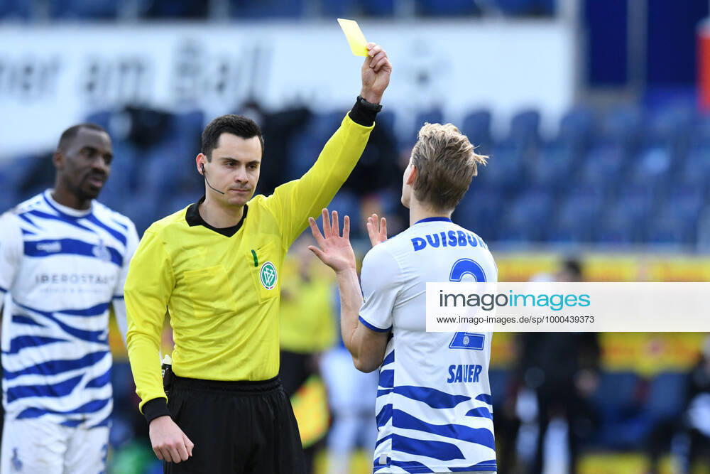 Referee Konrad Oldhafer shows Maximilian Sauer MSV Duisburg the yellow card 23 01 2021, Football, 3 Liga, MSV Duisburg vs Hansa Rostock DFL DFB REGULATIONS PROHIBIT ANY USE OF PHOTOGRAPHS AS IMAGE SEQUENCES AND OR QUASI VIDEO 23 01 2021, Football, 3 Liga, MSV Duisburg vs Hansa Rostock Duisburg
