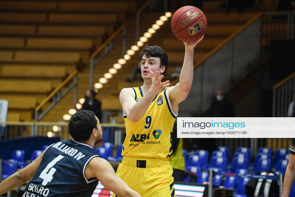 Jonas Mattisseck ALBA Berlin in a duel with Nimrod Hilliard HAKRO Merlins Crailsheim , GER, HAKRO Merlins Crailsheim vs Alba Berlin, 09 02 2021, 17 Matchday easycredit Basketball Bundesliga, Season 2020 2021 GER, HAKRO Merlins Crailsheim vs Alba Berlin, 09 02 2021, 17 Matchday easycredit Basketball Bundesliga, Season 2020 2021 Crailsheim