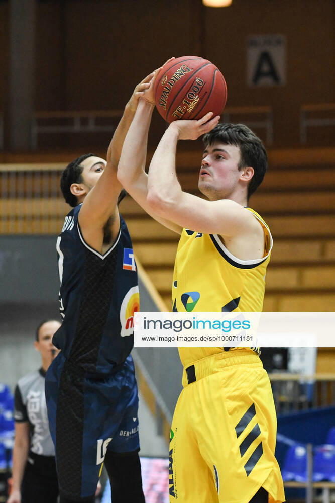 Jonas Mattisseck ALBA Berlin in a duel with Nimrod Hilliard HAKRO Merlins Crailsheim , GER, HAKRO Merlins Crailsheim vs Alba Berlin, 09 02 2021, 17 Matchday easycredit Basketball Bundesliga, Season 2020 2021 GER, HAKRO Merlins Crailsheim vs Alba Berlin, 09 02 2021, 17 Matchday easycredit Basketball Bundesliga, Season 2020 2021 Crailsheim